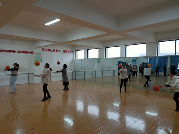 垫起排球，放飞梦想——春晓小学举行庆三八女教师排球垫球比赛活动(图2)