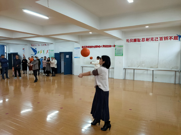 垫起排球，放飞梦想——春晓小学举行庆三八女教师排球垫球比赛活动(图4)